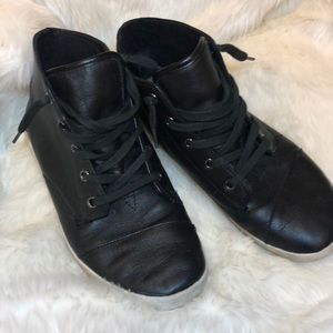 Size 7.5 women’s TOMS tennis shoes